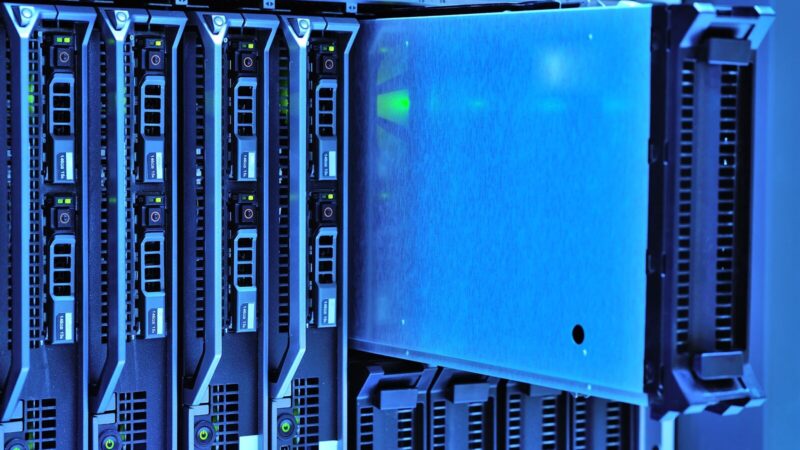 OpenAI加码企业部署，Claude锁定算力：AI竞争正在从模型榜单转向系统交付-速维云