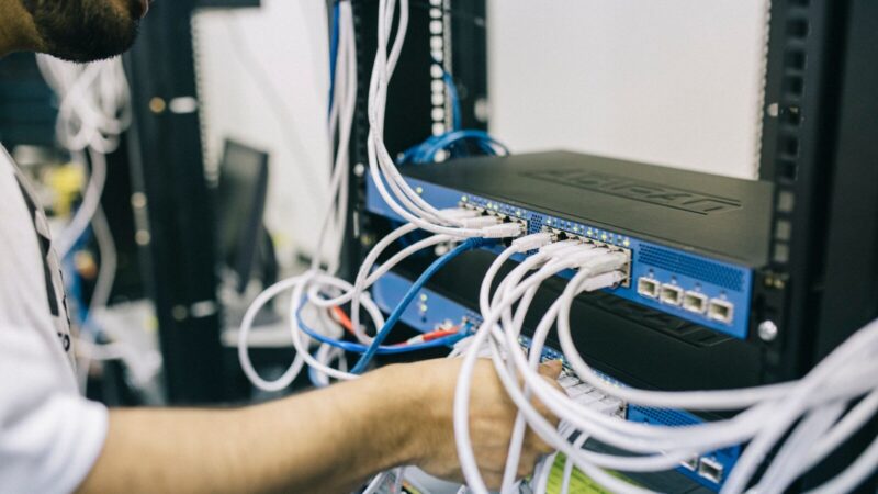 OpenAI押注企业部署，Claude锁定算力：AI竞争转向基础设施和交付能力-速维云