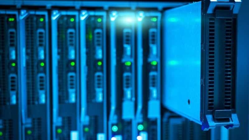 OpenAI押注企业部署，Claude锁定算力：AI竞争开始进入系统落地阶段-速维云