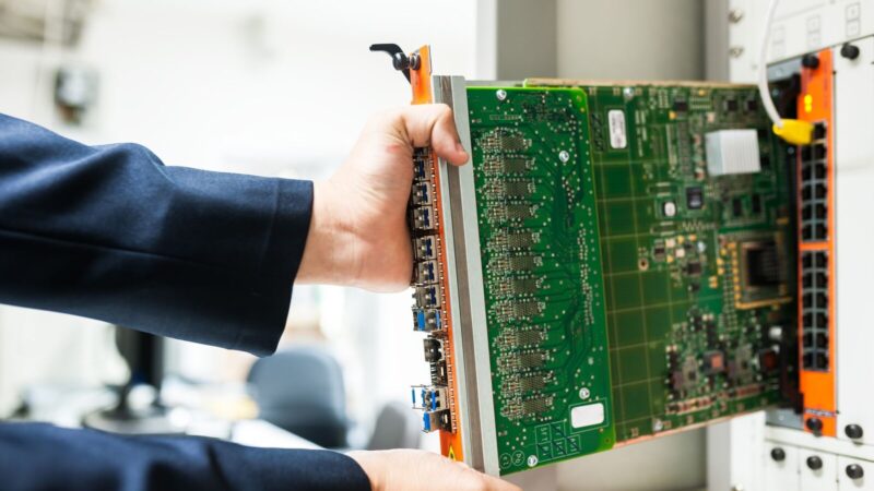 OpenAI加码企业部署，Claude锁定算力：AI竞争进入系统交付新阶段-速维云