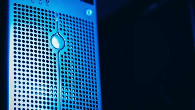 Claude锁定AWS算力，OpenAI加速企业部署：大模型竞争进入基础设施与系统交付战-速维云