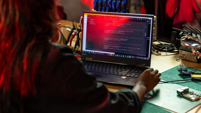 Ring-2.6-1T开源，模型、芯片与智能体入口一起升温-速维云