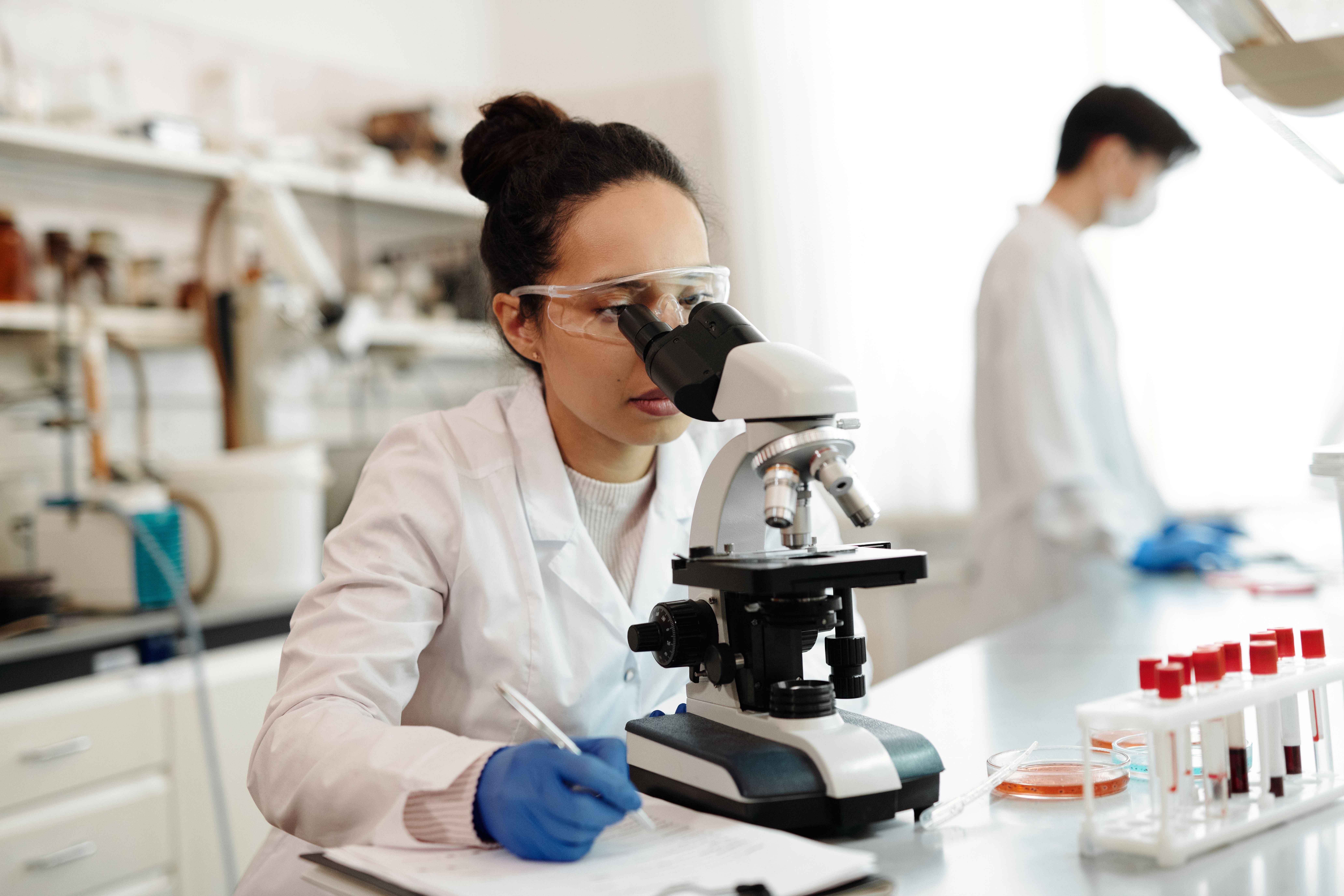 AI辅助基因编辑工具设计的生物实验室场景