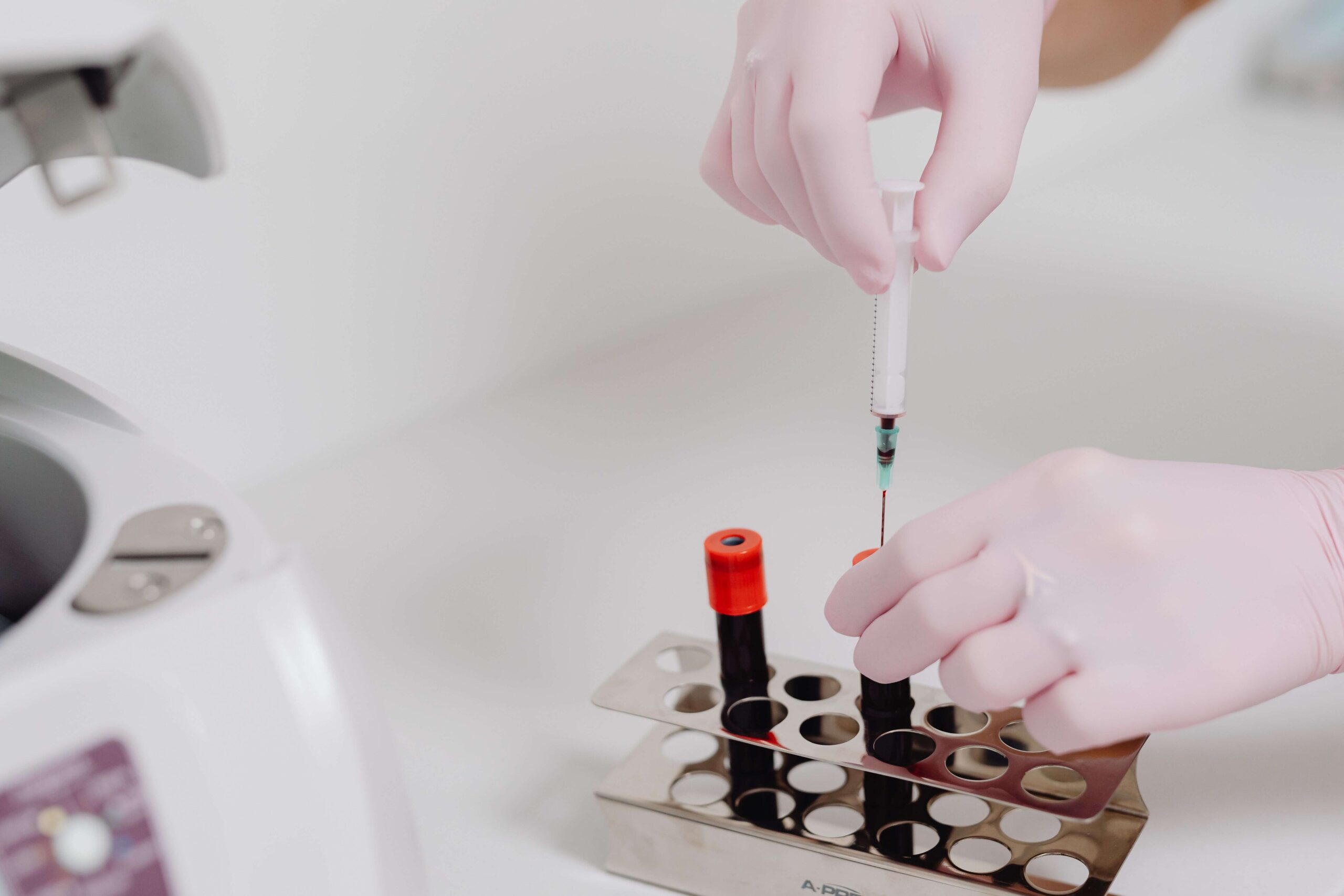 实验室技术人员处理生物样本用于多组学分析