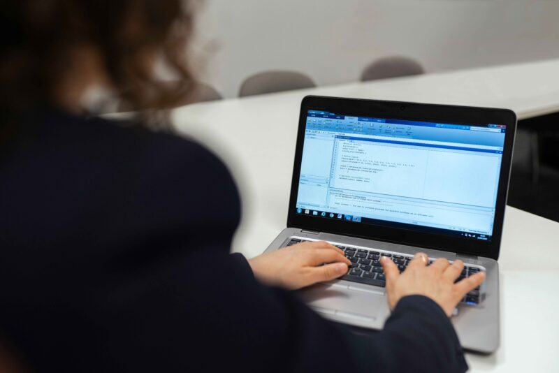 CodeRabbit估值冲到15亿美元，AI代码审查开始争夺研发变更入口-速维云