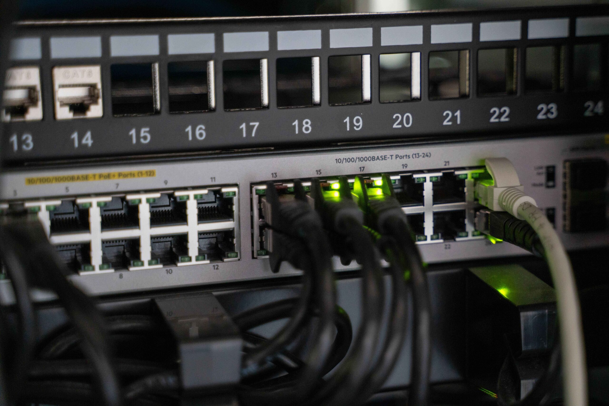 OpenAI前沿训练永久断网、安全研究员接连被解雇:AI行业进入安全硬约束时代-速维云